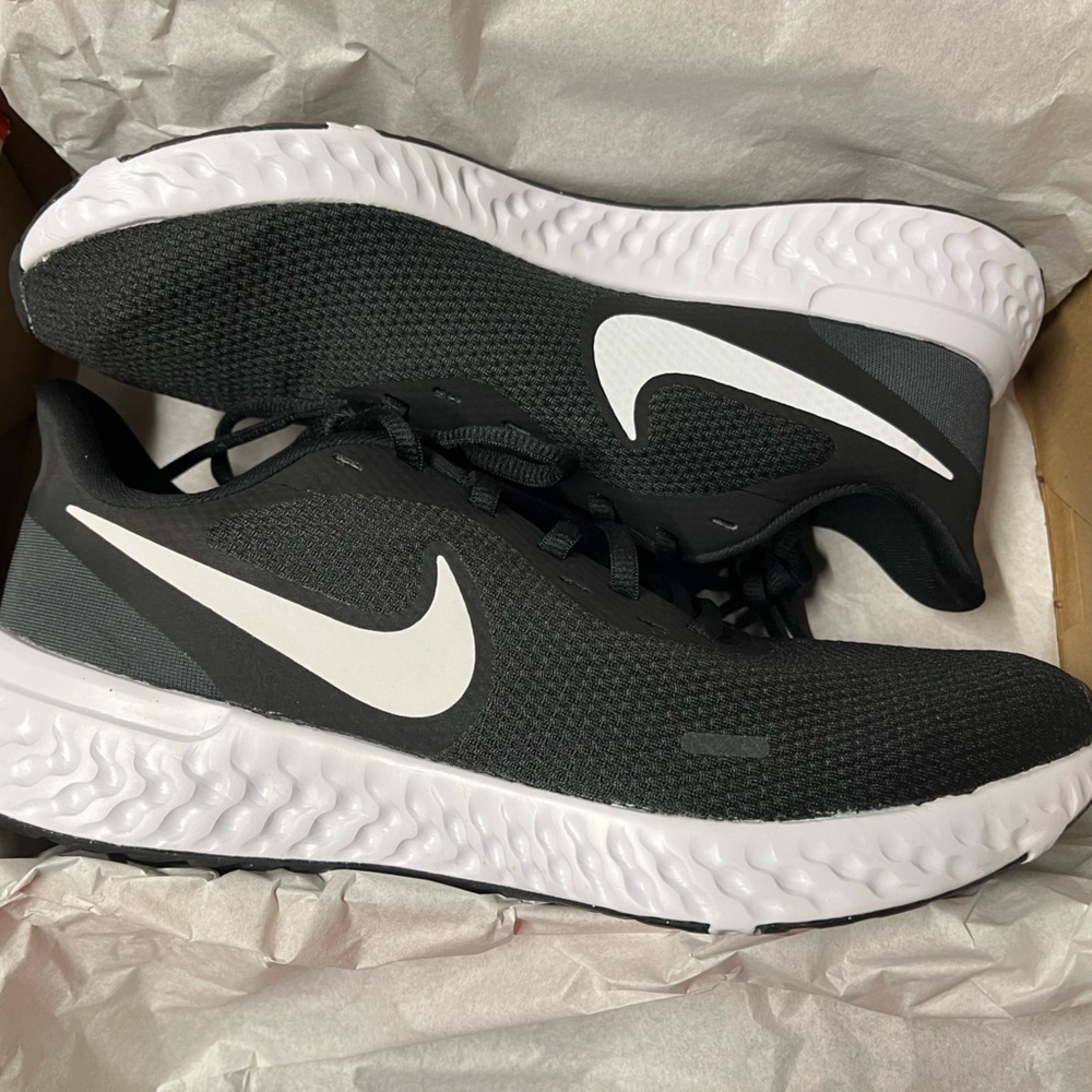 Women’s Nike revolution 5, size 10